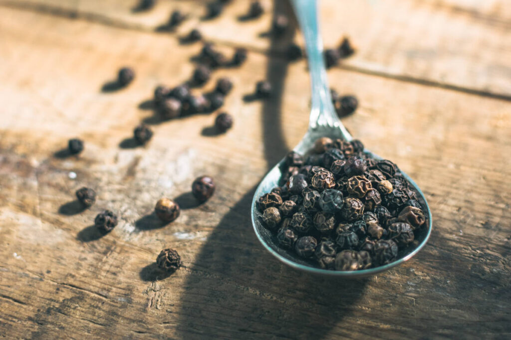 Unverzichtbar in der Küche: der Pfeffer. © Calum Lewis / Unsplash