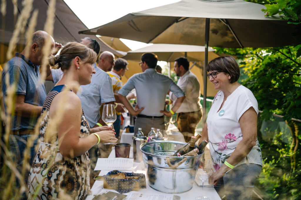 Fachlicher Austausch zwischen den Winzerinnen Gudrun Grill-Gnauer (Weinhof Grill) und Andrea Kolkmann (Familienweingut Kolkmann). © RWK Wagram / Agnes Winkler