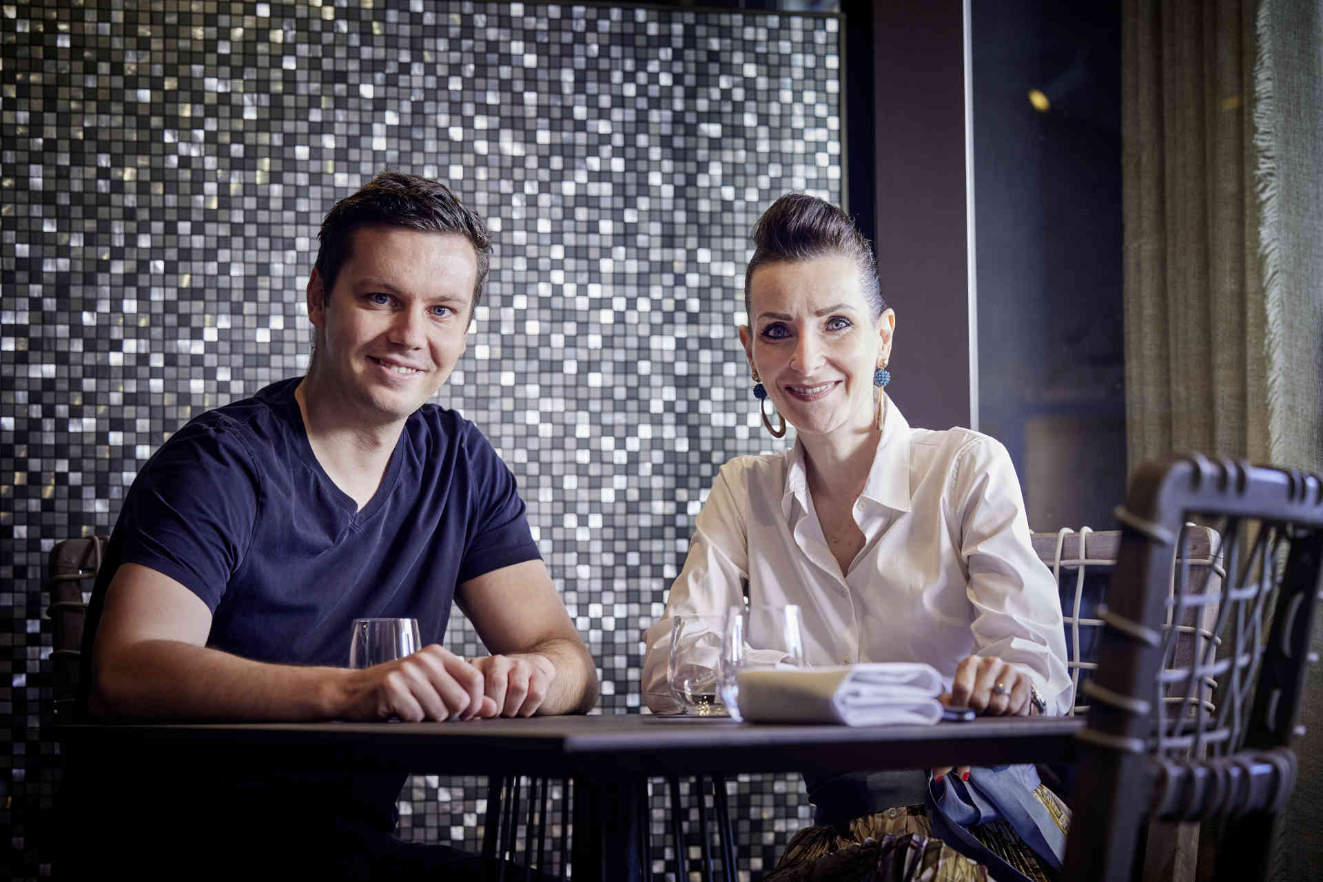 Im Gespräch: Kienbauer gewährt Chefredakteurin Alexandra Gorsche Einblicke in sein Unternehmertum. © Helge Kirchberger Photography