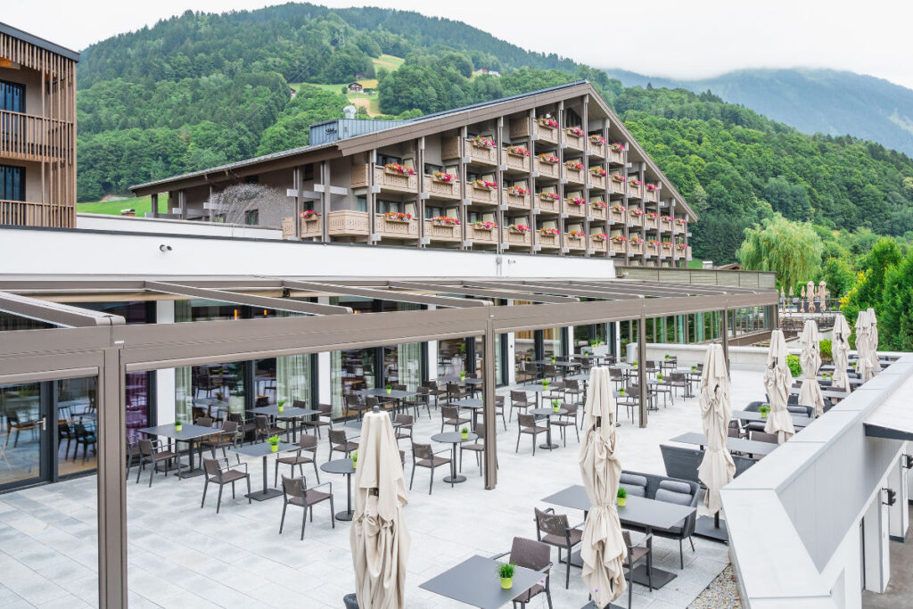 Rund 100 Sitzplätze der Außenterrasse des Vier-Sterne-Superior-Hotels Löwen in Schruns wurden mit den Modellen »pergola stretch« und »markilux markant« ausstatten. © Markilux