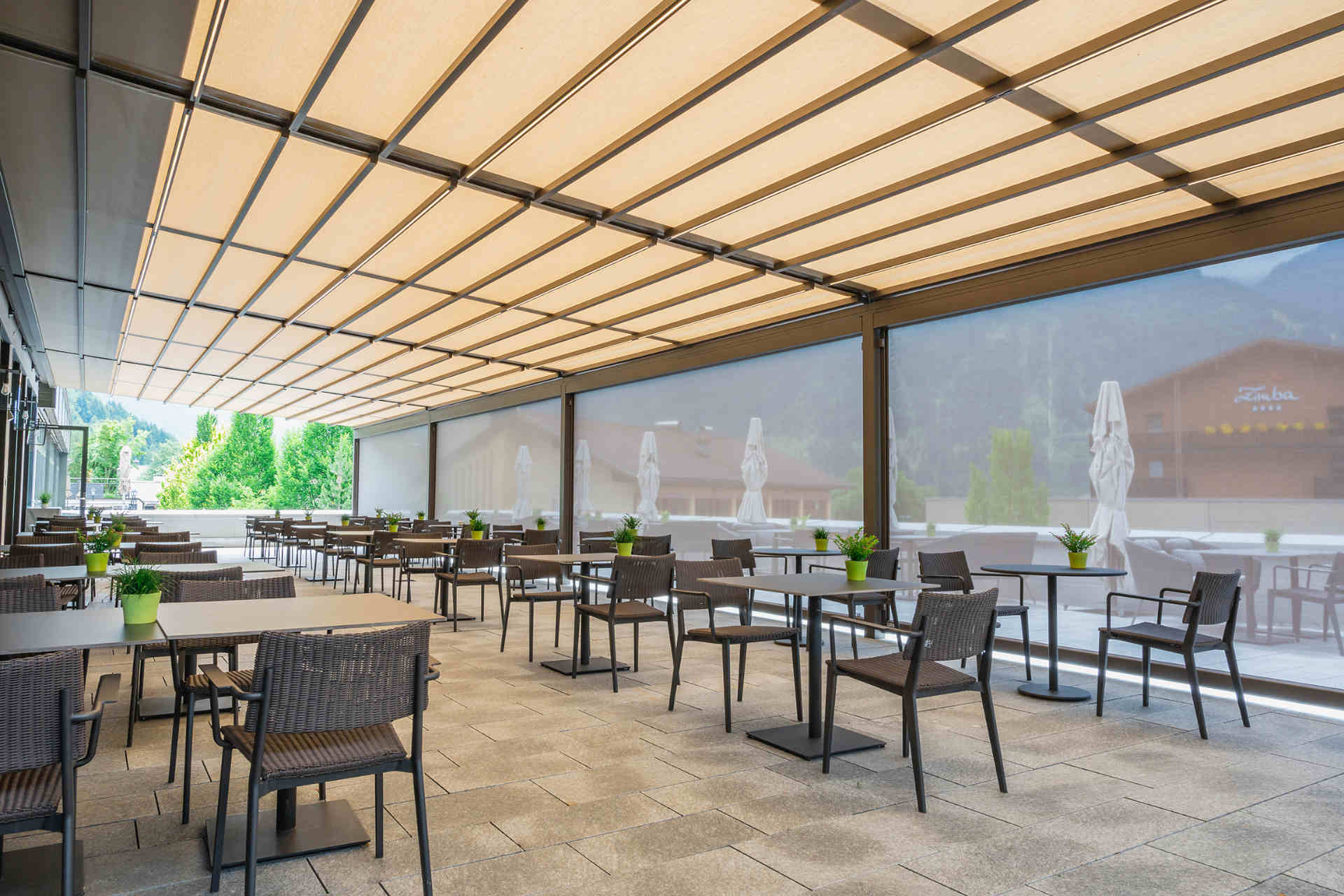 Die neuen Markisenanlagen sollen die Gastronomiefläche vor Sonne und Regen schützen. © Markilux