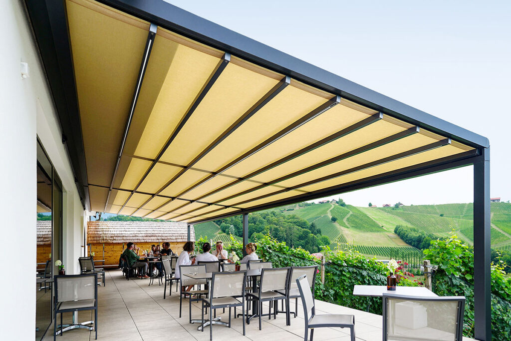 Die Beschattungsanlage »pergola stretch« schmückt die »Weinschmiede 18«. © markilux
