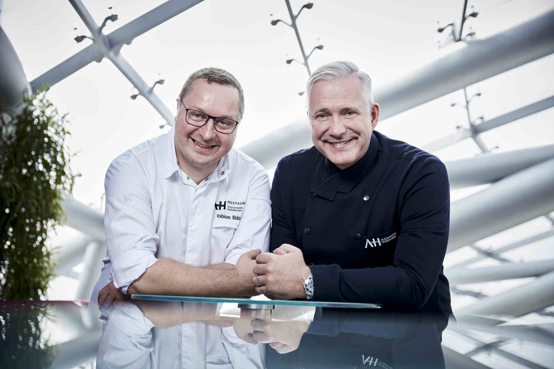 Tobias Bätz und Alexander Herrmann, Gastköche im Oktober 2021 © Helge Kirchberger Photography
