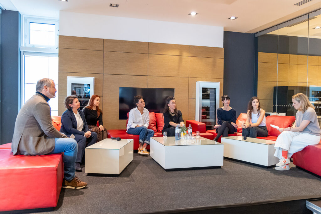 Andreas Döllerer und Christl Döllerer, Viktoria Fahringer, Sabrina und Katrin Steindl, Marlene Kelnreiter, Larissa Andres sowie Karin Stöttinger beim Diskutieren. © Christian Husar