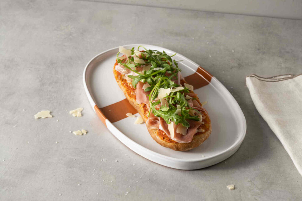 Haubis Pane gibt es in Bianco als auch Nero. Hier mit Prosciutto belegt.© Haubis