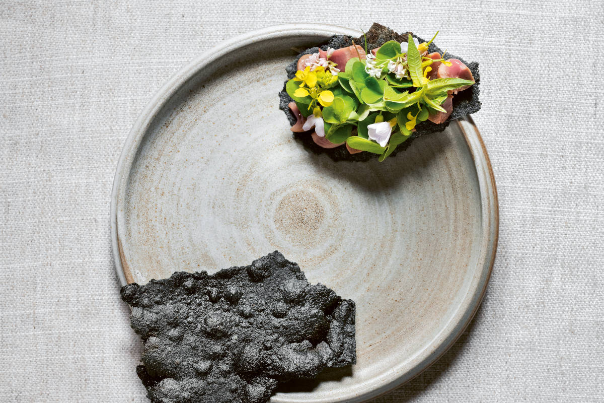 Die Polenta-Kohle-Nachos werden köstlich belegt. © Alex Moling / Südwest Verlag