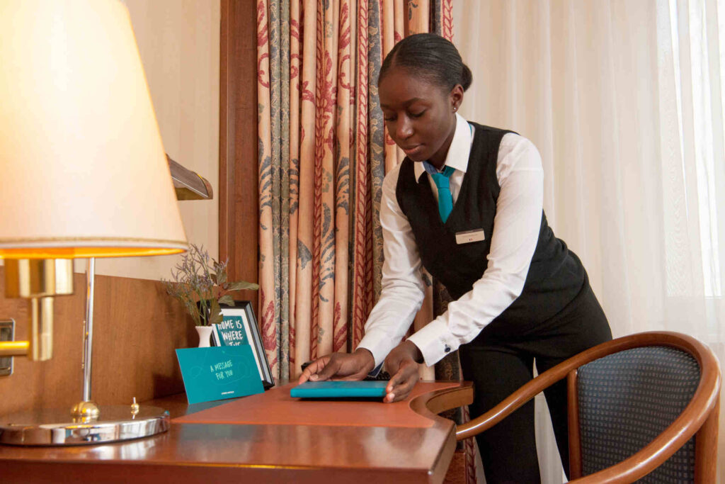 Gloria kümmert sich im Azubi-Hotel der Living Hotels in Berlin um das Housekeeping. © Andy Rumball