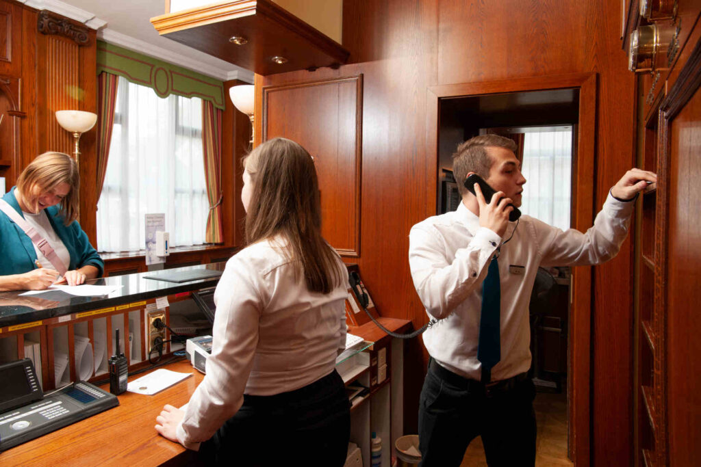 Melanie und Kevin mit hinter der Rezeption des Azubi-Hotels. © Andy Rumball