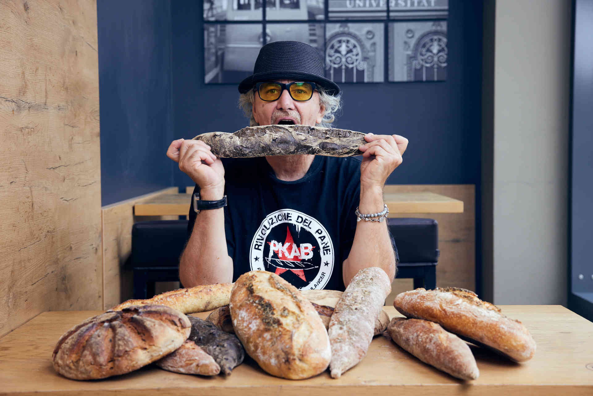 Die Kunst des Brotbackens: Peter Kapp gibt sein Wissen gerne weiter, unter anderem online unter www.meisterklasse.de. © Fabian Hensel