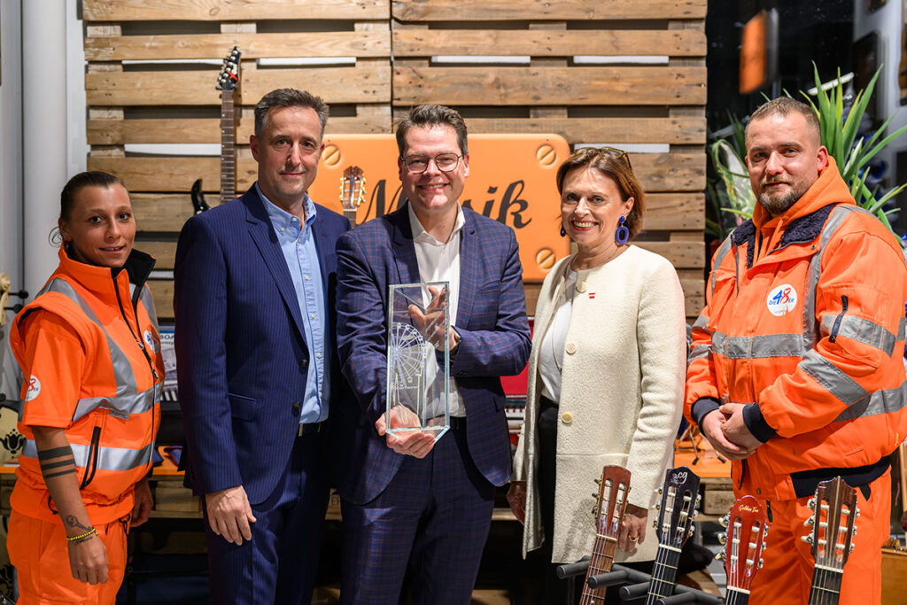 Tourismus-Obmann Markus Grießler (2. v. li.), Tourismus-Staatssekretärin Susanne Kraus-Winkler (2. v. re.) und Stadtrat Jürgen Czernohorszky (Mi.) mit zwei der Kolleg:innen der MA48. © WKW/Max Slovenick