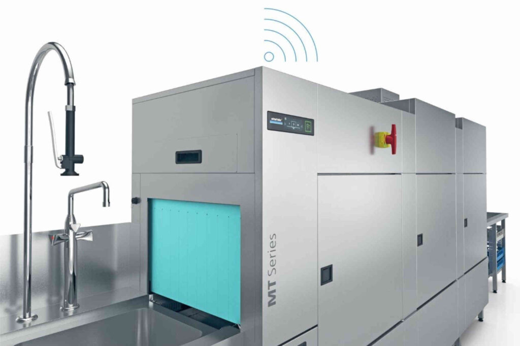 Mit Hilfe von »Connected Wash« können alle wichtigen Maschinendaten der vernetzten Transportspülmaschine analysiert, ausgewertet und von überall aus abgerufen werden. © Winterhalter Gastronom GmbH