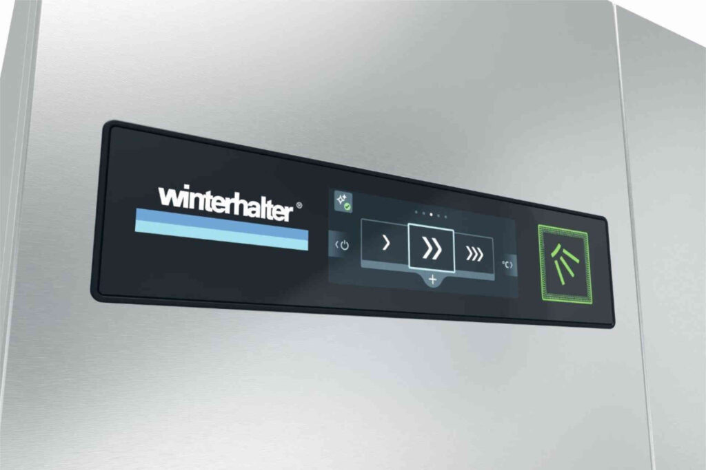Das smarte Touch-Display ist auf optimaler Höhe positioniert, mit Ein-Knopf-Bedienung, sprachneutraler Benutzeroberfläche und selbsterklärenden Piktogrammen. © Winterhalter Gastronom GmbH