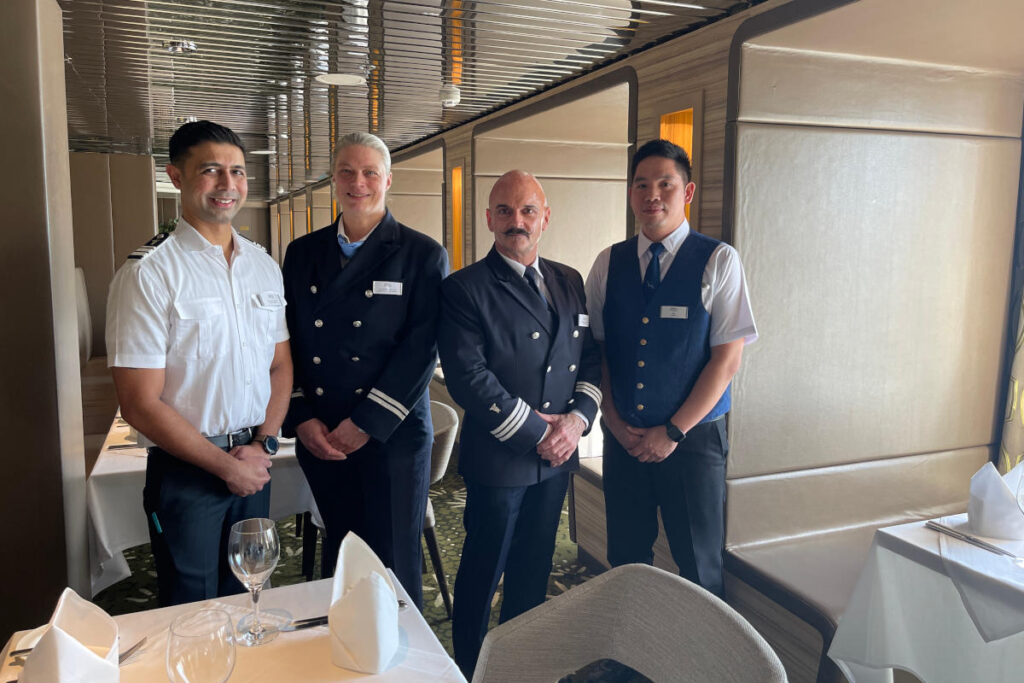 Juliane Bayerwald als Assistant Maitre d’Hotel (2. v. l.) mit ihren Kollegen. © sea chefs