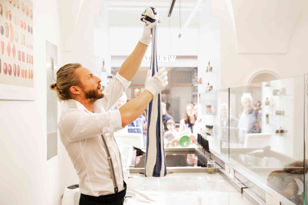 Christian Mayer in seiner »Zuckerlwerkstatt«. © Astrid Schwab