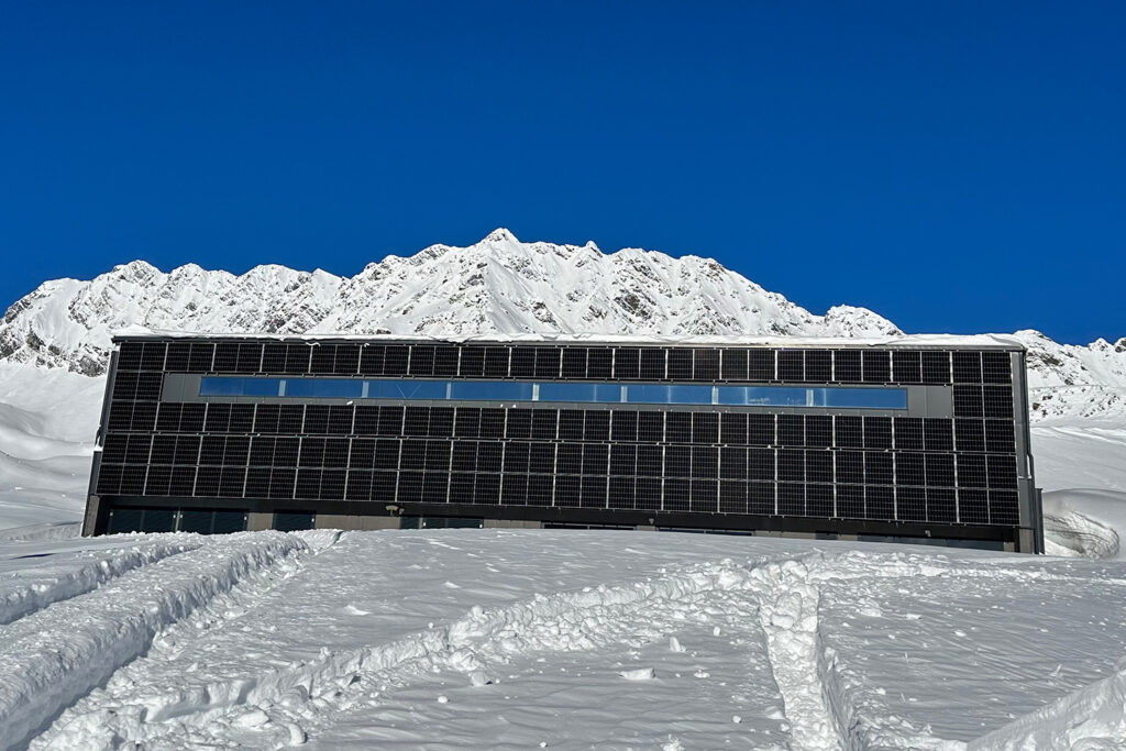 Zahlreiche neue Photovoltaik-Module auf dem Dach und der Fassade der Pumpstation der Bergbahnen Kühtai sowie am Haus des Tourismus liefern ganzjährig Strom, um Wintersportler nachhaltig auf den Berg zu bringen. © Bergbahnen Kühtai