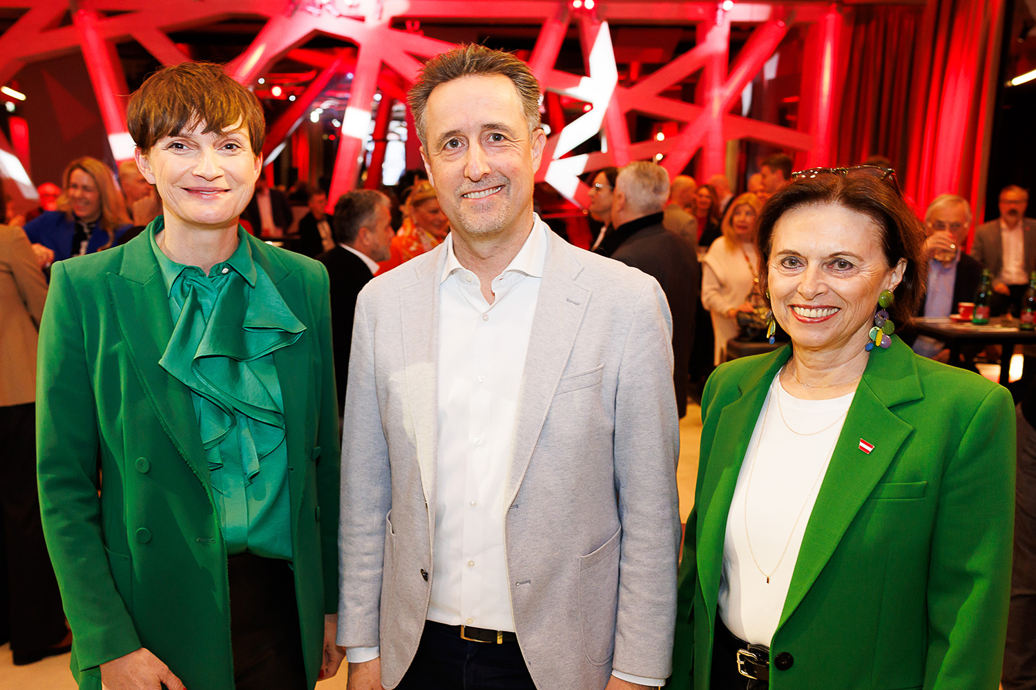 »Österreich Werbung«-Geschäftsführerin Astrid Steharnig-Staudinger, Spartenobmann Markus Grießler und Staatssekretärin Susanne Kraus-Winkler © WKW/Wieser