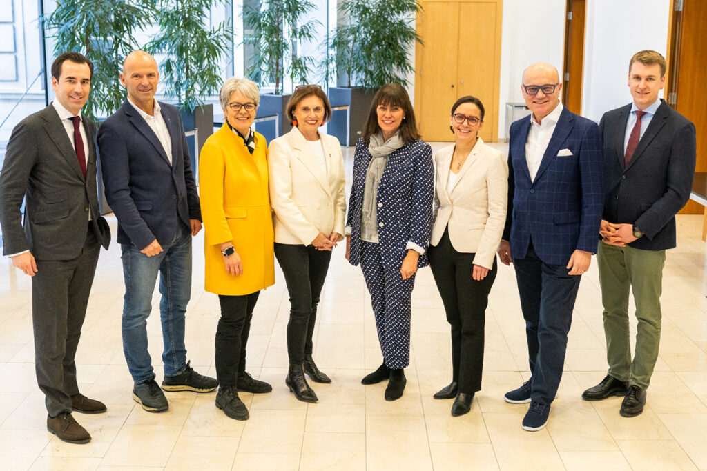 Der Aufsichtsrat der ÖW: Martin Winkler, Hubert Siller, Petra Bohuslav, Susanne Kraus-Winkler, Martha Schultz, Ulrike Rauch-Keschmann, Robert Seeber, Johannes Siter (nicht am Bild: Mario Pulker) © Enzo Holey