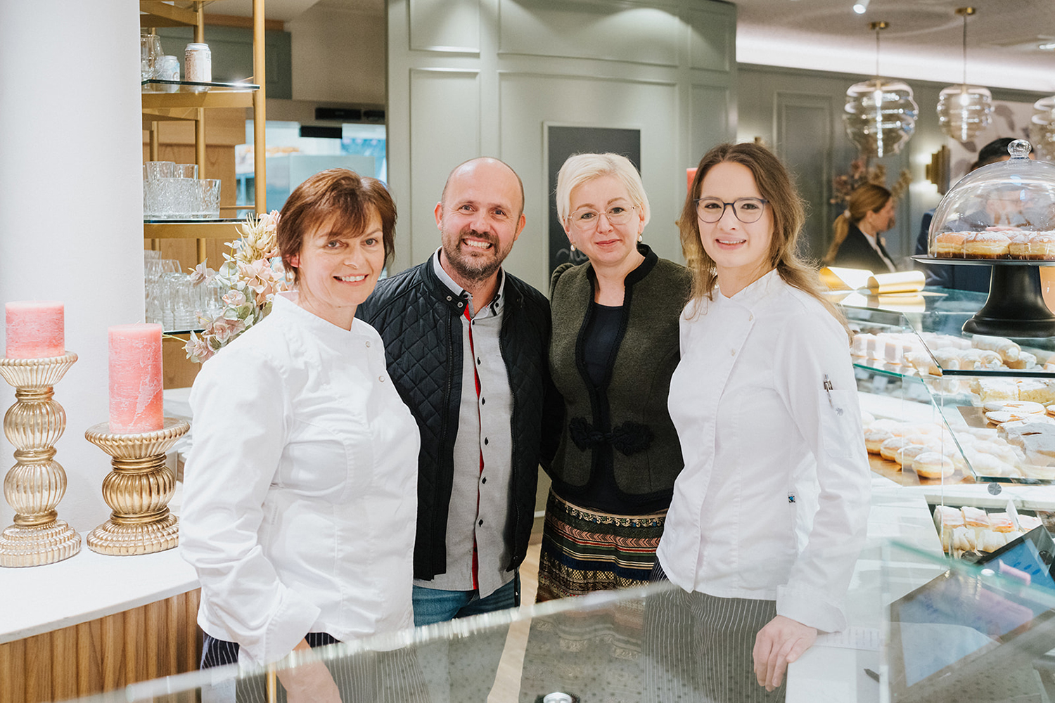 Patisserieleiterin Barbara Karner, Innungsmeister Erich Handl, »Kurcafé«-Chefin Michaela Krenn und Konditormeisterin Julia Christandl © Peter Reiter