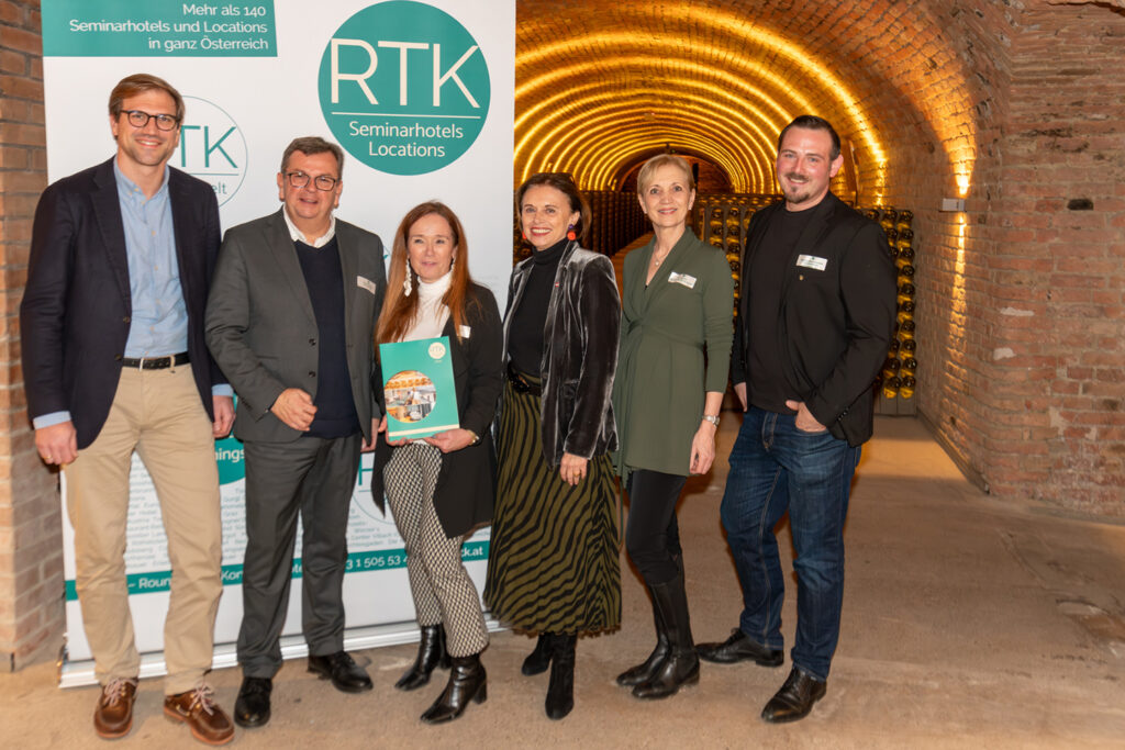RTK-Vorstandsmitglied Hubertus Rothwangl, RTK-Präsident Thomas Ziegler, RTK-Geschäftsführerin Uschi Huber, Tourismus-Staatssekretärin Susanne Kraus-Winkler, RTK-Vizepräsidentin Ulli Retter und Manuel Gebetshammer, Leiter der Schlumberger Kellerwelten. © RTK/Ernst Löffler