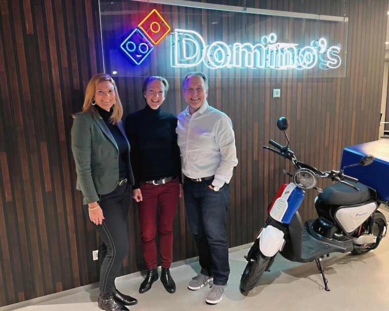 Kathrin Willhardt, Maria Oehler und John Harney © Domino's Pizza Deutschland