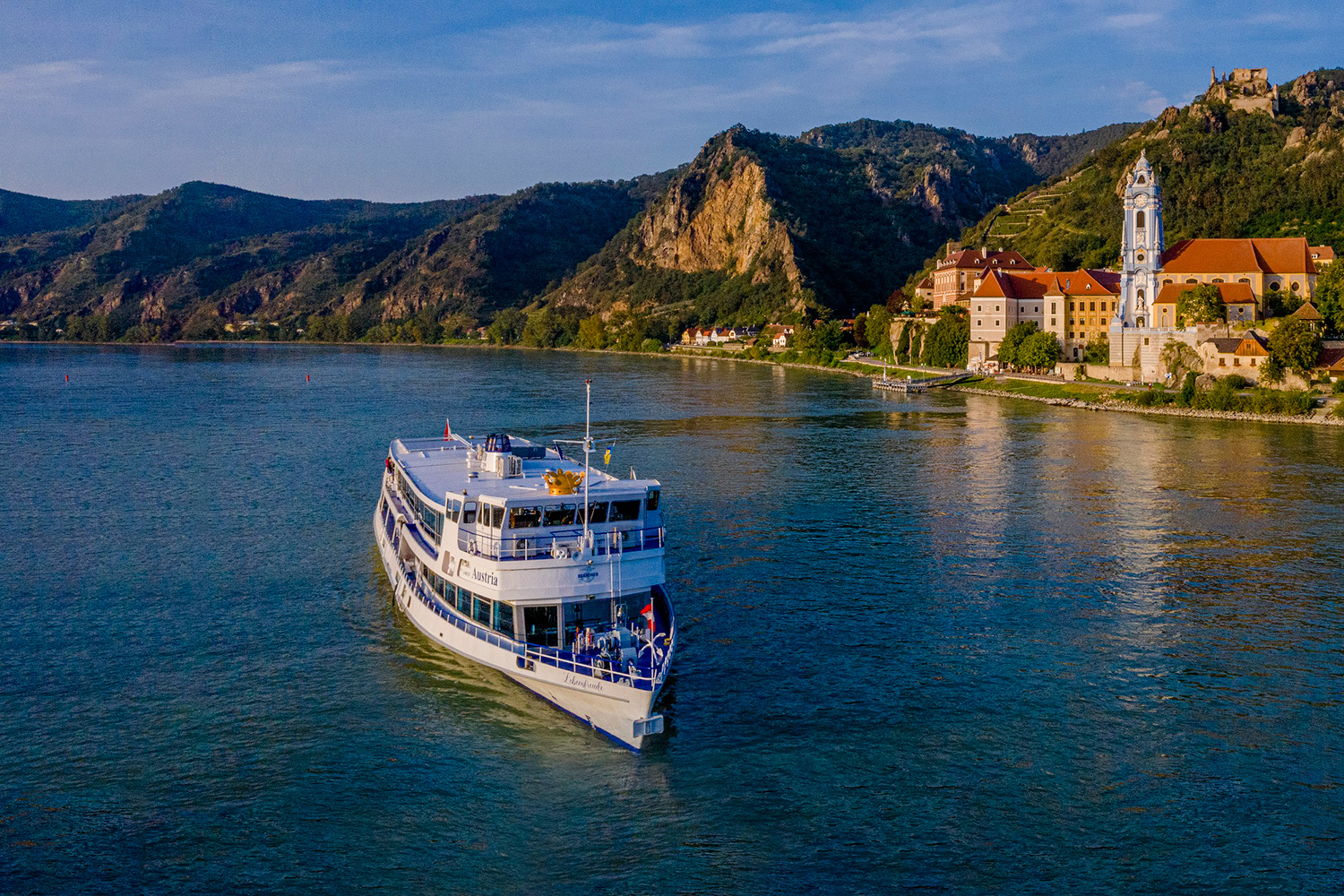 Die »MS Austria« vor Dürnstein. © Brandner Schifffahrt GmbH