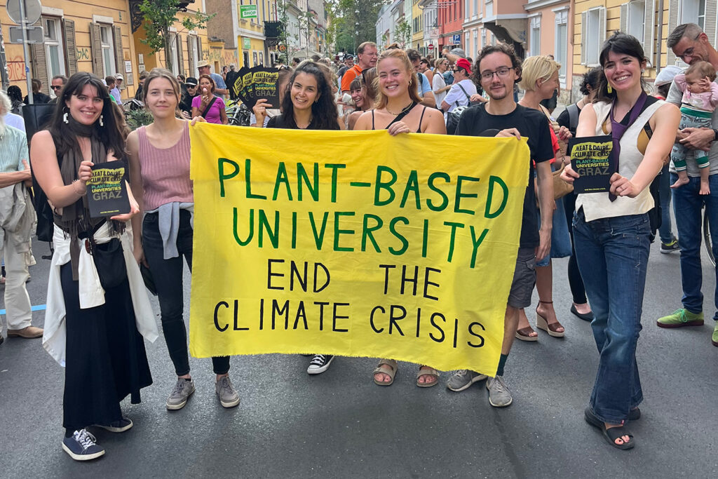 Studierende der Universität Graz demonstrieren für ihren Wunsch nach einer rein pflanzlichen Ernährung an der Uni. Foto beigstellt