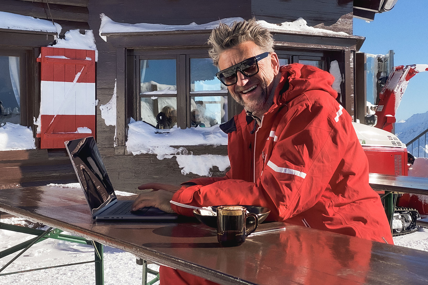 Bei »ChatSkiPT« beantworten leibhaftige Skilehrer:innen live Fragen rund um Winterurlaub. © Sebastian Somloi/Soviso