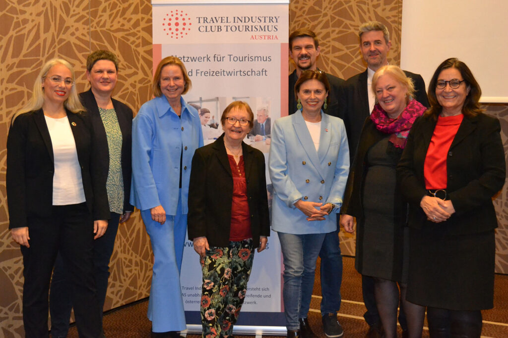 Kerstin Dohnal, Florentina Astleithner, Petra Stolba, Veronika Staudacher, Susanne Kraus-Winkler, Marco Riederer, Matthias Matzer, Ulrike Pröbstl-Haider und Dagmar Lund-Durlacher. © Travel Industry Club Tourismus