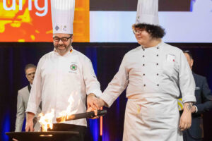 Daniel Schade, Präsident des Verbands der Köche Deutschlands (li.), entzündete zusammen mit einem Azubi die Flamme. © Landesmesse Stuttgart GmbH