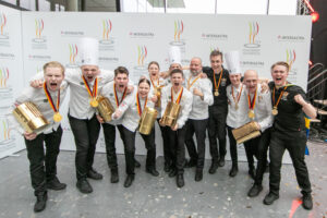 »IKA/Olympiade der Köche«: Die Olympiasieger:innen in der Kategorie »Jugendnationalmannschaft« kommen aus Schweden. © Landesmesse Stuttgart GmbH