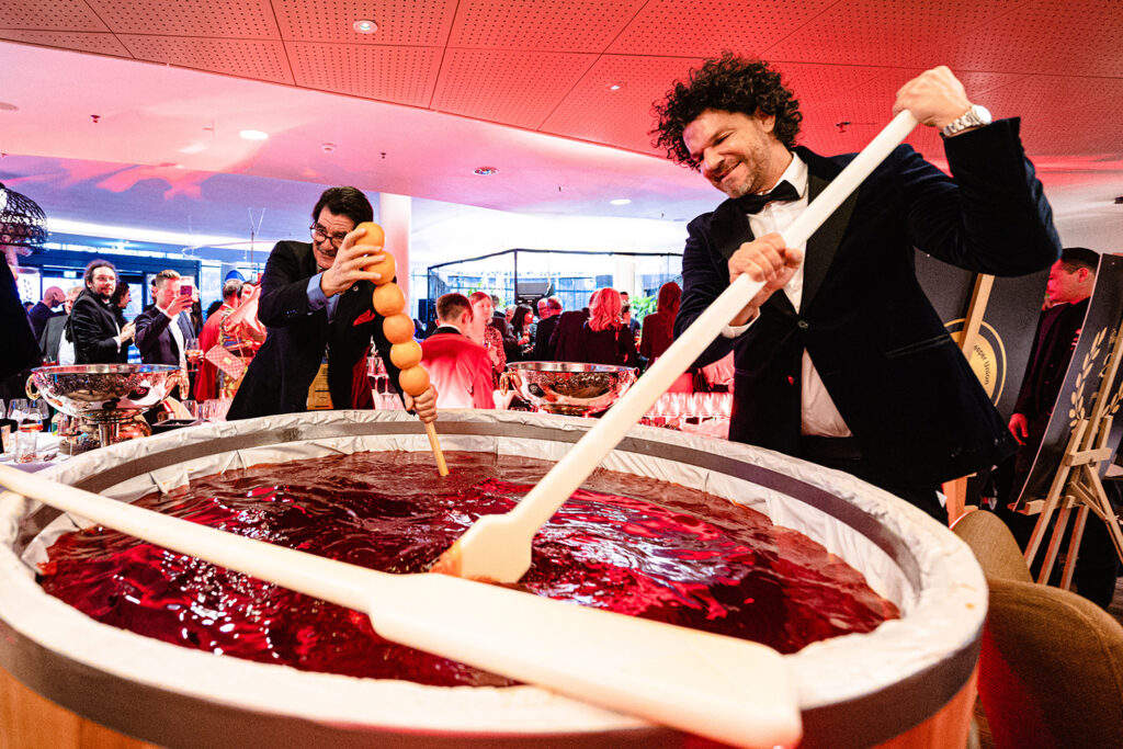 Mario Hofferer mixt den größten Negroni der Welt. Foto beigestellt