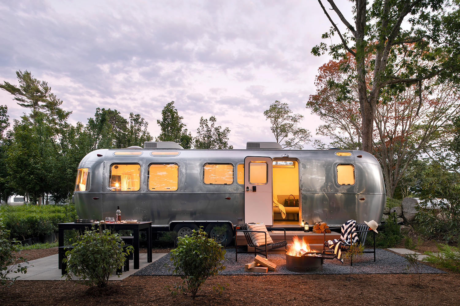 »AutoCamp« bietet individuell gestaltete »Airstream«-Wohnwägen als Unterkunft. © Hilton/AutoCamp