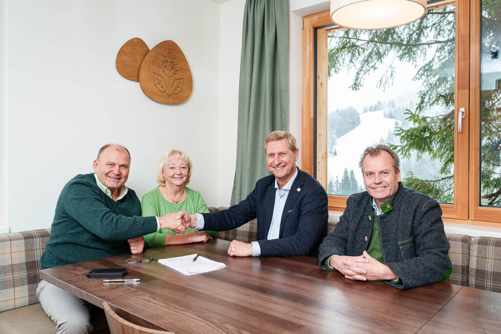 »Alps Resorts« und »Riedergarten Tourismus« kooperieren am Nassfeld: »Riedergarten«-Chef Herbert Waldner, Bergbahnen-Nassfeld-Aufsichtsrätin Elfriede Pucher, »Alps Resorts« -CEO Gerhard Brix UND »Riedergarten Immobilien«-Chef Bernd Rausch © Roland Felber Photography