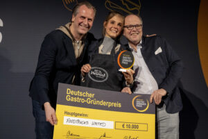 »Leaders Club Deutschland«-Präsident Marc Uebelherr, Gewinnerin Franziska Weidner und ihr Vater Andreas
