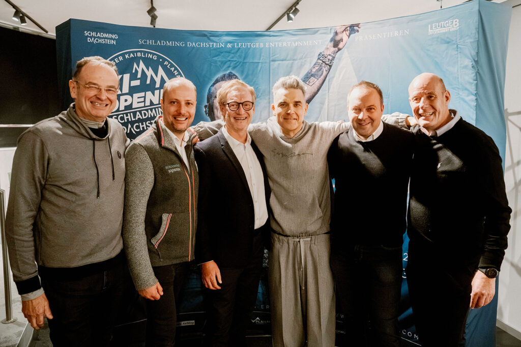 Die Schladminger Touristiker Georg Bliem, Mathias Schattleitner, Andreas Keinprecht, Daniel Berchthaller und Klaus Hofstätter mit Robbie Williams (3. v. re.). © Hanna Hinterdorfer/Anklang.cc