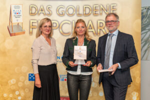 Elfi Schenkel (li.) und Thomas Wolfsegger (re.) mit Martina Smiscik von den »JUFA Hotels«. © Tagen in Österreich/Michael Kainz