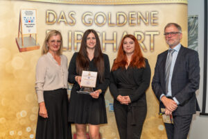 Elfi Schenkel (li.) und Thomas Wolfsegger (re.) mit Jil Harml und Katharina Wiener vom »Hubertushof Anif«. © Tagen in Österreich/Michael Kainz