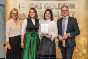 Elfi Schenkel (li.) und Thomas Wolfsegger (re.) mit Anna Belova und Alexandra Schwarzenbacher vom »Hotel Brückenwirt«. © Tagen in Österreich/Michael Kainz