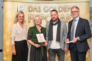 Elfi Schenkel (li.) und Thomas Wolfsegger (re.) mit Christine Rebhandl und Martin Prieler von der »Villa Sonnwend National Park Lodge«. © Tagen in Österreich/Michael Kainz