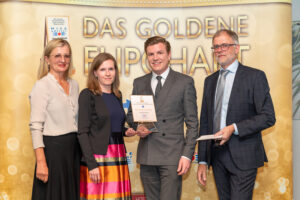 Elfi Schenkel (li.) und Thomas Wolfsegger (re.) mit Michaela Praschl und Gilbert Kratschmann vom »Hotel Kaiserhof Wien«. © Tagen in Österreich/Michael Kainz