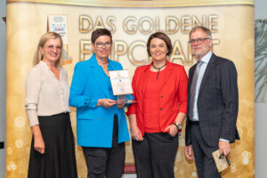 Elfi Schenkel (li.) und Thomas Wolfsegger (re.) mit Birgit Astner und Beate Astner-Prem vom »Sattlerwirt«. © Tagen in Österreich/Michael Kainz