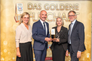 Elfi Schenkel (li.) und Thomas Wolfsegger (re.) mit Erwin Maier und Christine Schiesl vom »Retter Bio Natur Resort«. © Tagen in Österreich/Michael Kainz
