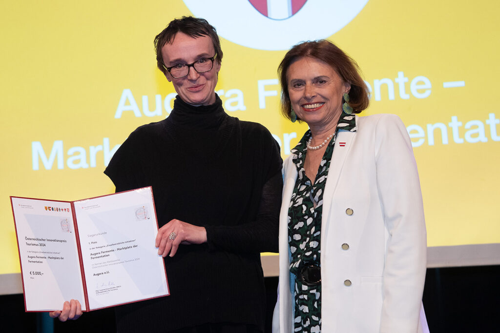 »Augora Fermente«-Chefin Alexandra Liberda mit Tourismus-Staatssekretärin Susanne Kraus-Winkler © BMAW/StudioHorst