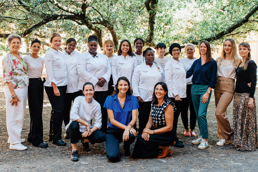 Jessica Rosval und Caroline Caporossi (vorne knieend) haben das Projekt »Roots« ins Leben gerufen. © Gloria Soverini