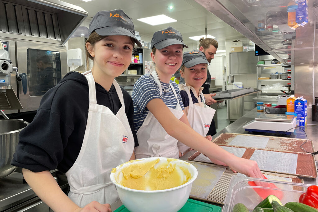 Die Schüler:innen der Mittelschule Ehrenhausen verbreiteten »Gastrovibes« im »Ratscher Landhaus«. © Ratscher Landhaus