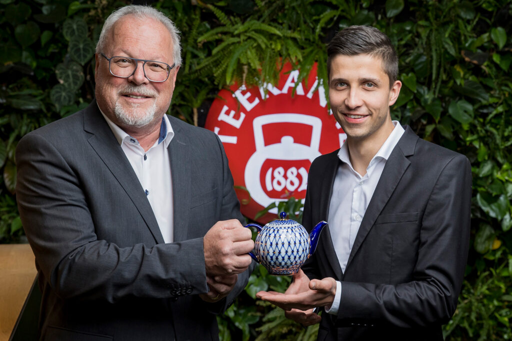 Hugo Bichler übergibt an Stefan Kornberger. © Teekanne/Neumayr