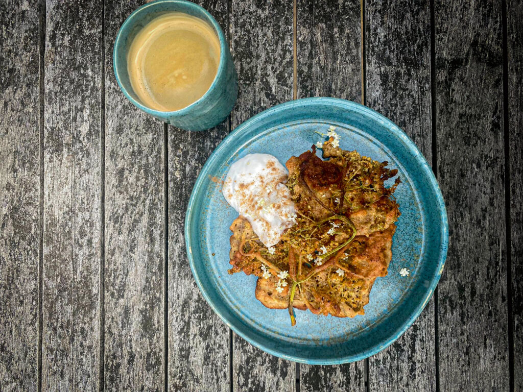 Gebackene Hollerstrauben mit Kokos-Zimt-Joghurt:Schweiger experimentiert gerne in der Küche und zeigt diese Kreationen auf ihrem Instagram-Account, in ihrer eigenen Keramik angerichtet. Foto beigestellt