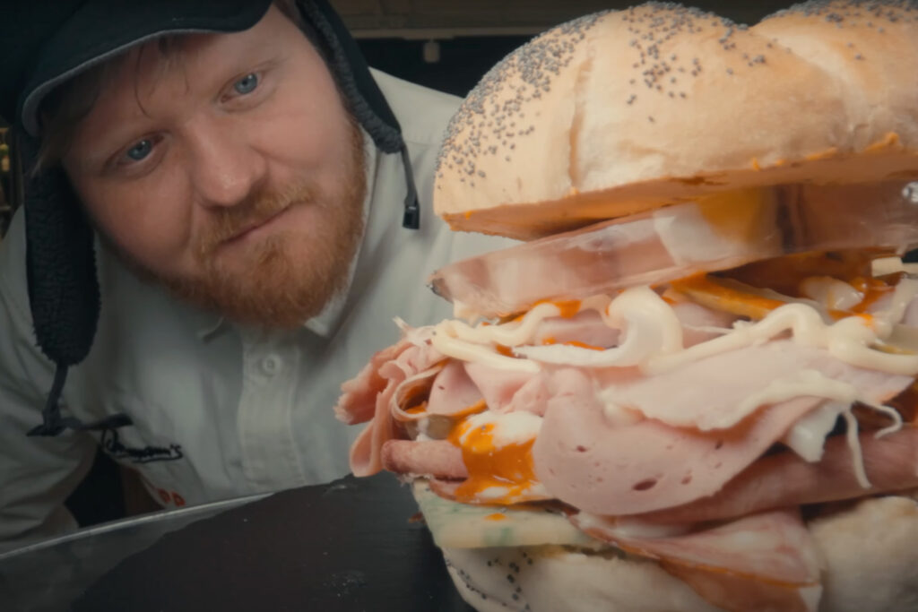 Lukas Mraz begutachtet das »ultimative Sandwich«. © WienTourismus