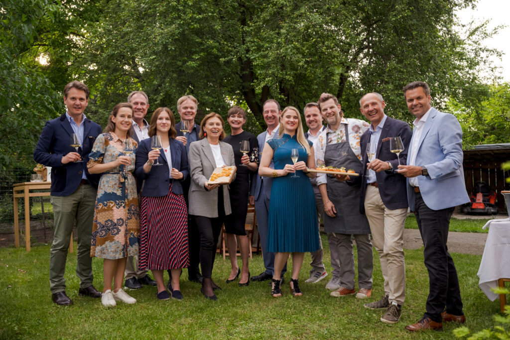 Zum Kick-Off-Event für die neue Kulinarik-Positionierung kamen zahlreiche wichtige Vertreter:innen der österreichischen Tourismusbranche sowie Größen der österreichischen Kulinarik-Szene in die »Gastwirtschaft Floh« in Langenlebarn. © ÖW/Karo Pernegger