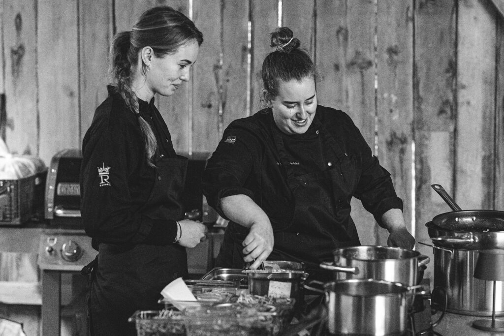 Emilia Orth-Blau (re.) und Fiona Saurer sind »Rosa & Marie«. © Mara Hola